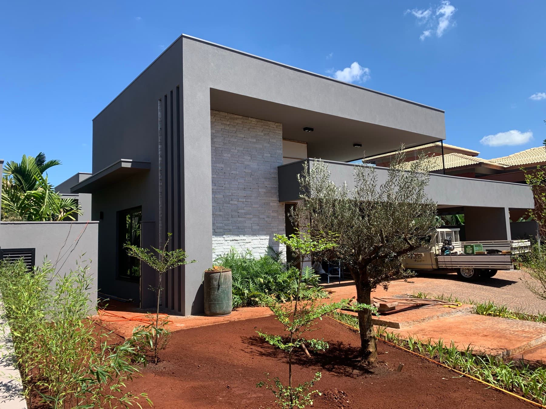 Residência contemporânea com pintura executada pela Dacor